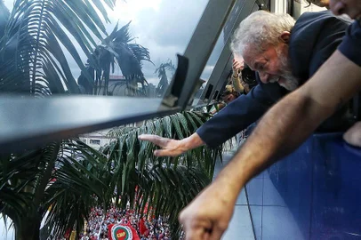  SÃ£o Bernardo do Campo SP 06 04 2018 O ex presidente Luiz Inacio Lula da Silva acena para militantes da janela do sindicato dos Metalurgicos do ABC Foto Filipe Araujo Fotos PublicasIndexador: Filipe_Araujo