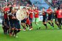  The team of FC Bayern Munich celebrate after the German first division Bundesliga football match FC Augsburg vs FC Bayern Munich in Augsburg, southern Germany, on April 7, 2018. / AFP PHOTO / Christof STACHE / Editoria: SPOLocal: AugsburgIndexador: CHRISTOF STACHESecao: soccerFonte: AFPFotógrafo: STR
