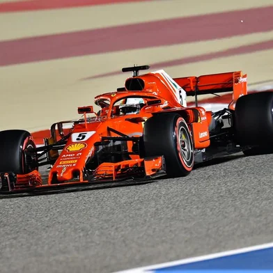 Auto - F1 - 2018 Formula One season - 2018 Grand Prix de BahreïnFerraris German driver Sebastian Vettel drives his car in the qualifying session to win pole position on April 7, 2018, ahead of the Bahrain Formula One Grand Prix at the Bahrain International Circuit in Sakhir.  / AFP PHOTO / GIUSEPPE CACACEEditoria: SPOLocal: SakhirIndexador: GIUSEPPE CACACESecao: motor racingFonte: AFPFotógrafo: STF