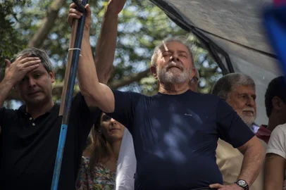  Brazilian ex-president (2003-2011) Luiz Inacio Lula da Silva (L) gestures during a Catholic mass in memory of his late wife Marisa Leticia, at the metalworkers' union building in Sao Bernardo do Campo, in metropolitan Sao Paulo, Brazil, on April 7, 2018.Brazil's election frontrunner and controversial leftist icon said Saturday that he will comply with an arrest warrant to start a 12-year sentence for corruption. "I will comply with their warrant," he told a crowd of supporters. / AFP PHOTO / NELSON ALMEIDAEditoria: WARLocal: São Bernardo do CampoIndexador: NELSON ALMEIDASecao: crisisFonte: AFPFotógrafo: STF