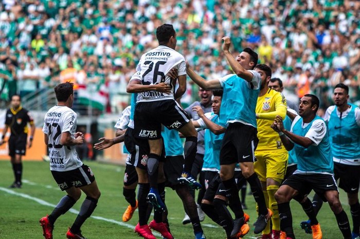 Corinthians bate o Palmeiras e conquista sua 4ª Libertadores