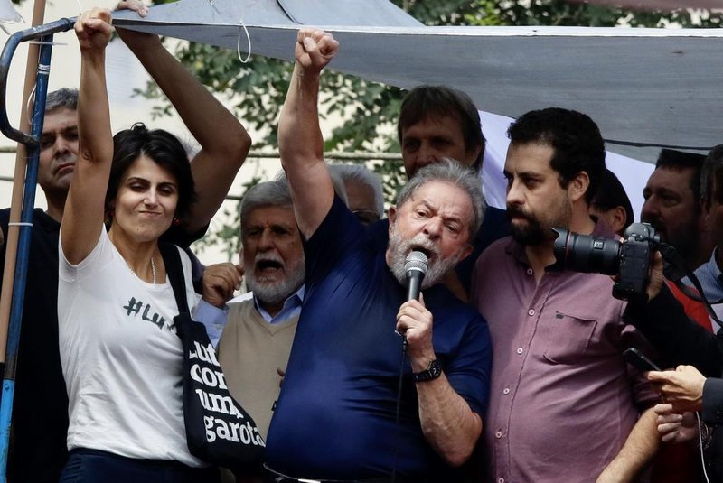LULA NO SINDICATO DOS METARLUGICOS DO ABCSP - LULA/CONDENACAO - POLÍTICA - Lula durante Missa realizada em frente ao Sindicato dos Metarlugicos do ABC, na manhã de hoje (07/04), onde o ex Presidente Luiz Inacio Lula da Silva está após sua condenação pelo tribunal de Curitiba,  no caso do Triplex do Guarujá. 07/04/2018 - Foto: THIAGO BERNARDES/FRAMEPHOTO/FRAMEPHOTO/ESTADÃO CONTEÚDOEditoria: POLÍTICALocal: SÃO PAULOIndexador: THIAGO BERNARDESFonte: FRAMEPHOTOFotógrafo: FRAMEPHOTO