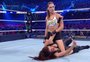 Em arena lotada e com a presença de Dana White, Ronda Rousey faz a sua estreia na WWE