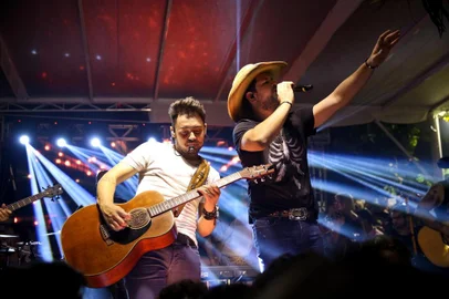  FLORIANÓPOLIS, SC, BRASIL, 28-12-2014: Show da dupla sertaneja Fernando e Sorocaba no Café de la Musique, em Jurerê Internacional