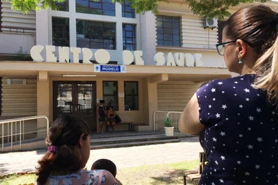 Pais reclamam de demora para vacinação no Centro de Saúde Modelo, em Porto Alegre