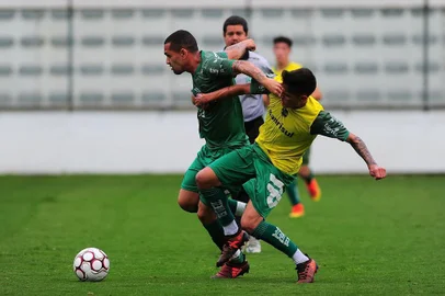  CAXIAS DO SUL, RS, BRASIL, 28/03/2018. Treino do Juventude no estádio Alfredo Jaconi. O Ju se prepara para a série B do Campeonato Brasileiro 2018. Na foto, meia Felipe Lima (E). (Porthus Junior/Agência RBS)