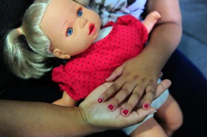  CAXIAS DO SUL, RS, BRASIL, 10/04/2018. Menina baleada em frente à escola no bairro Kayser, no dia 29 de março de 2018, se recupera em casa, no bairro Esplanada. (Porthus Junior/Agência RBS)