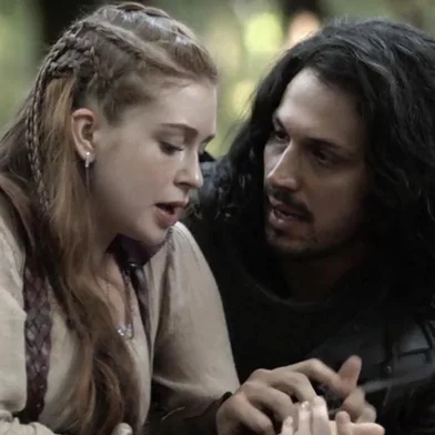 Em Deus Salve o Rei, Amália é picada por uma cobra. Afonso (Romulo Estrela) tenta alertá-la.