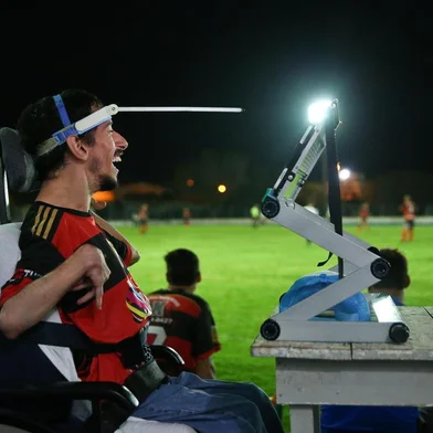  FLORIANÓPOLIS, SC, BRASIL, 05-04-2018: Jovem com paralisia cerebral vira auxiliar técnico no futebol amador em Palhoça. Augusto Delfino.
