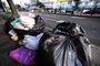 PORTO ALEGRE,RS,BRASIL.2018-04-11.Falta de coleta de lixo pelo DMLU, faz com que os sacos de lixos fique acomuldados nas calçadas,principalmente no Bairro Petrópolis.(RONALDO BERNARDI/AGENCIA RBS).