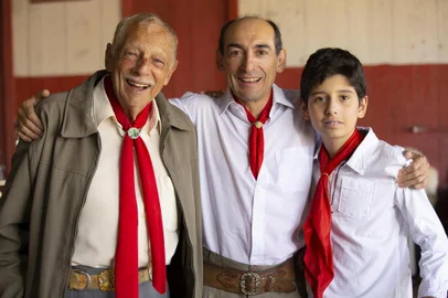 Gilney Bertussi (ao centro) lança DVD Filho de Gaiteiro
