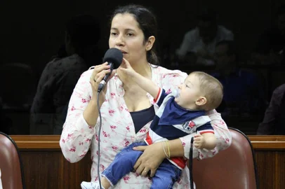 A vereadora Denise Pessôa (PT) com o filho Eduardo Pessôa da Silva, de nove meses, na votação do projeto  que permite doulas acompanharem partos em hospitais e maternidades de Caxias do Sul. A vereador, autora do projeto, levou o filho à sessão para explicar o sentido do parto humanizado. Denise teve Eduardo de parto normal, em 15 de julho de 2017, e foi a primeira parlamentar da Casa a estar em licença maternidade durante o mandato. 