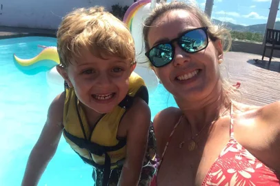 Carla Fachim e o filho Lorenzo, que faz quatro anos neste domingo, 15 de abril.