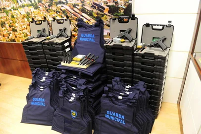  CAXIAS DO SUL, RS, BRASIL, 12/04/2018. Solenidade de entrega de coletes e armas para Guarda Municipal e Fiscais de Trânsito. Prefeito Daniel Guerra entregou para a GM 51 armas e 60 coletes balísticos. Já os agentes da Fiscalização de Trânsito receberam 66 coletes à prova de balas. (Porthus Junior/Agência RBS)