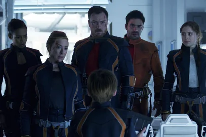 Na foto: Taylor Russell, Molly Parker, Toby Stephens, Max Jenkins, Ignacio Serricchio, Mina Sundwal