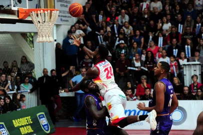  CAXIAS DO SUL, RS, BRASIL, 14/04/2018. Caxias do Sul Basquete/Banrisul x Mogi/Helbor, primeiro jogo das quartas de final do NBB 10, realizado no ginásio do Vascão. (Porthus Junior/Agência RBS)