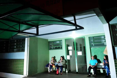  CAXIAS DO SUL, RS, BRASIL, 12/04/2018. Blitz nas Unidades Básicas de Saúde (UBS) de Caxias, para ver que horas chegam os primeiros usuários do serviço de saúde pública. Na foto, a UBS Desvio Rizzo, Neiva Castro (direita no banco da esquerda), 55 anos, dona de casa, e Mara Brito (esquerda), 43 anos, pensionista, foram as primeiras a chegar. (Diogo Sallaberry/Agência RBS)
