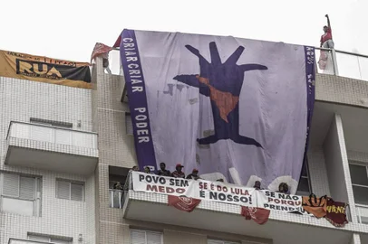  MTST e a Povo Sem Medo acabam de ocupar o triplex do Guarujá, atribuído a Lula por Moro