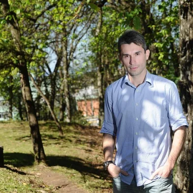  Caxias do Sul - RS - Brasil. 20/08/2013.Marcos Mantovani, e o livro que ele está lançando, Borboleta Nua.Foto: Daniela Xu/Agência RBS