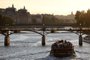 Barco cruza a Pont des Arts no Rio Sena, em Paris.