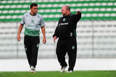  CAXIAS DO SUL, RS, BRASIL, 28/03/2018. Treino do Juventude no estádio Alfredo Jaconi. O Ju se prepara para a série B do Campeonato Brasileiro 2018. Na foto, técnico do Sub 20, Itaqui (E) e Julinho Camargo. (Porthus Junior/Agência RBS)
