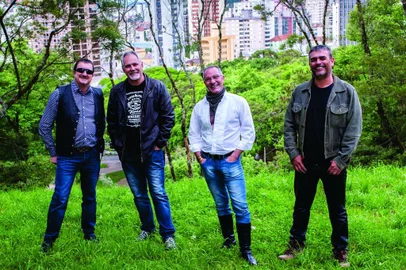 A banda Edzul apresenta o show Edzul Dream ¿ 35 Anos, hoje e amanhã, às 20h, na Fundação Casa das Artes (Herny Hugo Dreher, 127), em Bento Gonçalves. Após 30 anos, os músicos André Seben (violão e voz) Mauro Munari (guitarra) Ney Massolini (baixo) e Osmar Bottega (bateria) estarão reeditando a apresentação realizada em dezembro de 1986. O repertório do show conta com 15 temas autorais, embalados pelos ritmos de rock e blues.