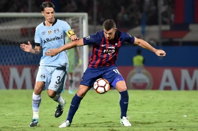  Geromel (L) of Brazils Gremio vies for the ball with Diego Churin of Paraguay's Cerro Porteno during their Copa Libertadores football match held at Pablo Rojas stadium, in Asuncion, Paraguay, on April 17, 2018. / AFP PHOTO / NORBERTO DUARTEEditoria: SPOLocal: AsuncionIndexador: NORBERTO DUARTESecao: soccerFonte: AFPFotógrafo: STR