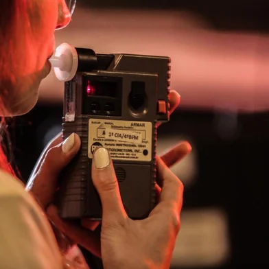  FLORIANÓPOLIS, SC, BRASIL - 23/09/2017Blitz nas pontes Colombo Salles e Pedro Ivo. Na foto, motorista realiza o teste do bafômetro