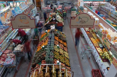  supermercados podem abrir nos domingos em Santa Maria .