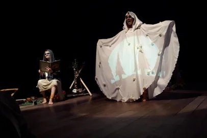 Tapete Mágico, com os atores Aline Tanaã Tavares, Douglas Trancoso e Giovana Mazzochi