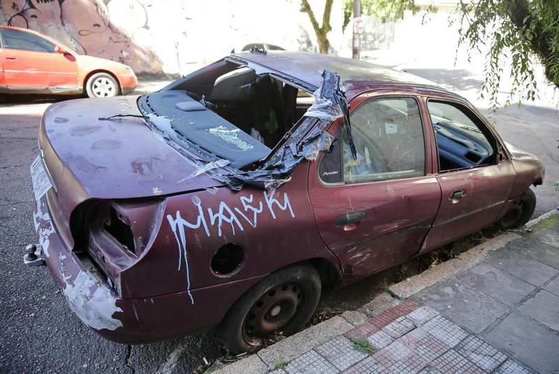  PORTO ALEGRE, RS, BRASIL, 18-04-2018: Veículos abandonados em ruas dos bairros Centro Histórico e Menino Deus, em Porto Alegre (FOTO FÉLIX ZUCCO/AGÊNCIA RBS, Editoria Porto Alegre).