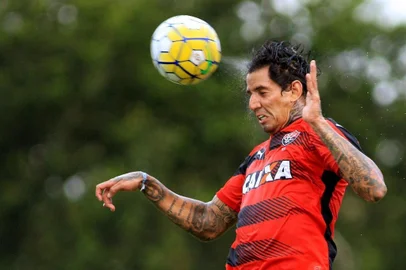 VITORIA X ATLETICO PRBA - VITORIA/ATLETICOPR - ESPORTES - na foto: Victor Ramos, jogador do Vitorial, no lance do jogo entre Vitoria X Atletico Pr, valido pelo Campeonato Brasileiro de Futebol Serie A, realizado no estadio do Barradão, em Salvador, Bahia. 06/11/2016 - Foto: EDSON RUIZ/FOTOARENA/FOTOARENA/ESTADÃO CONTEÚDOEditoria: ESPORTESLocal: SALVADORIndexador: EDSON RUIZFotógrafo: FOTOARENA