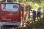  Ônibus cai em buraco na pista e chama a atenção de moradores em Porto Alegre