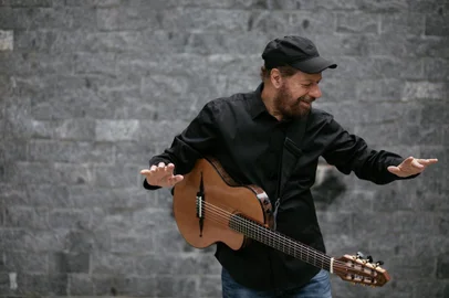 O novo álbum de João Bosco, Mano Que Zuera, está sendo lançado nas plataformas físicas e digitais (via MP,B Discos/Som Livre), oito anos depois de Não vou pro céu, mas já não vivo no chão, último CD de inéditas do compositor e violonista mineiro. Em 2012 Bosco havia lançado o projeto João Bosco ¿ 40 Anos Depois, reunindo sucessos de seu repertório e convidados como Chico Buarque, Milton Nascimento e João Donato.