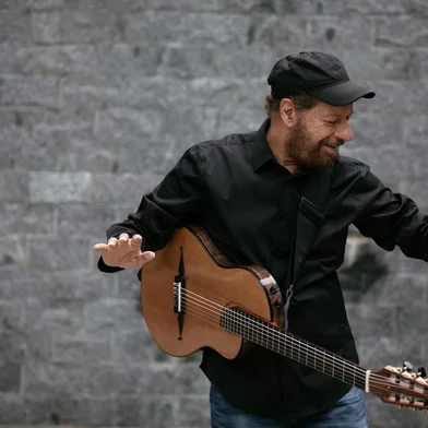 O novo álbum de João Bosco, Mano Que Zuera, está sendo lançado nas plataformas físicas e digitais (via MP,B Discos/Som Livre), oito anos depois de Não vou pro céu, mas já não vivo no chão, último CD de inéditas do compositor e violonista mineiro. Em 2012 Bosco havia lançado o projeto João Bosco ¿ 40 Anos Depois, reunindo sucessos de seu repertório e convidados como Chico Buarque, Milton Nascimento e João Donato.