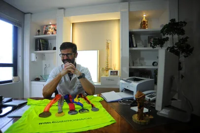  CAXIAS DO SUL, RS, BRASIL 16/04/2018O médico e maratonista Lizandro Pavan irá disputar a maratona de Londres no próximo final de semana, se concluir a prova receberá uma premiação especial da ABBOTT. (Felipe Nyland/Agência RBS)