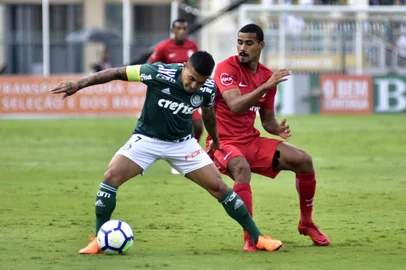 Palmeiras x Inter(RS)Sao Paulo, SP - 22/04/2018 - Campeonato Brasileiro: Palmeiras x Internacional - Dudu do Palmeiras e Gabriel Dias do Internacional - Partida entre Palmeiras e Internacional, valida pela segunda rodada do Campeonato Brasileiro, realizado no estadio do Pacaembu, zona oeste de Sao Paulo, na tarde deste domingo, 22. (Foto: Eduardo Carmim/Photo Premium/Lancepress!)Editoria: SPOLocal: SAO PAULOIndexador: EDUARDO CARMIM/PHOTO PREMIUMSecao: futebolFonte: PHOTO PREMIUMFotógrafo: EDUARDO CARMIM/PHOTO PREMIUM