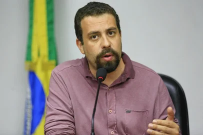  PORTO ALEGRE, RS, BRASIL, 20-04-2018: O candidato à presidência Guilherme Boulos (PSOL) concede entrevista coletiva na Assembleia Legislativa do RS. (Foto: Mateus Bruxel / Agência RBS)