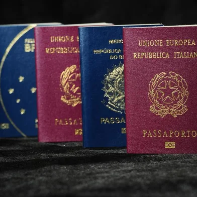  CAXIAS DO SUL, RS, BRASIL, 28/04/2017. Produção de fotos para matéria sobre aumento da procura para dupla cidadania. Passaporte brasileiro e passaporte italiano. (Porthus Junior/Agência RBS)