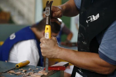  PORTO ALEGRE, RS, BRASIL - 2018.04.20 - A Fundação Gaúcha dos Bancos Sociais da FIERGS oferece cursos gratuitos para pessoas de instituições carentes, escolas públicas, e pessoas de baixa renda. Os cursos de iniciação e qualificação profissional são ministrados pelo SENAI-RS (Serviço Nacional de Aprendizagem Industrial), sendo que os alunos recebem gratuitamente material didáti¬co, lanche e certificação do SENAI. (Foto: ANDRÉ ÁVILA/ Agência RBS)