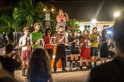 Cidade Proibida, espetáculo da Cia Rústica. Na foto, cena sobre a vereadora morta Marielle Franco