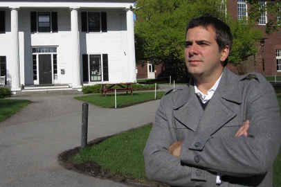 Globo News - Mundo S/A estreia especial sobre Harvard na segunda-feira, no ar 31/05Repórter Rodrigo Alvarez em frente a casa da ¿Harvard Law Review¿, a revista jurídica mais importante do mundoCréditos obrigatórios: TV Globo / Paulo José Maia