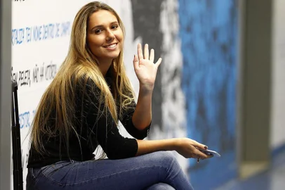 Carol Portaluppi acompanha último treino do Grêmio antes de jogo contra o Cruzeiro na Arena, pela semifinal da Copa do Brasil