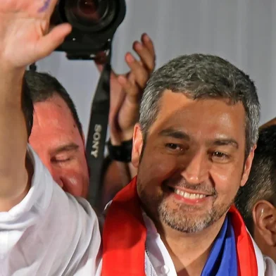  Paraguays new President and presidential candidate of the Colorado Party, Mario Abdo Benitez (R), waves to the crowd at Partido Colorado headquarters in Asuncion on April 22, 2018Mario Abdo Benitez, who represents Paraguays long-dominant Colorado conservatives, won Sundays presidential poll, landing the top job in one of Latin Americas poorest countries, election officials said. / AFP PHOTO / NORBERTO DUARTEEditoria: POLLocal: AsuncionIndexador: NORBERTO DUARTESecao: electionFonte: AFPFotógrafo: STR