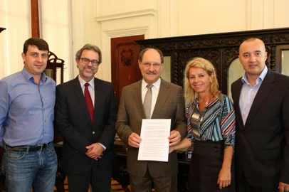 Governador José Ivo Sartori recebeu em audiência, nesta segunda-feira (23), integrantes da Executiva da Coordenadoria Regional dos Vinhedos, do PMDB. 