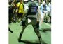 PM fardado joga capoeira durante patrulha na Bahia