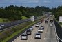 Cerca de 50 mil veículos devem se deslocar ao Litoral neste feriadão: confira os melhores horários para pegar a estrada