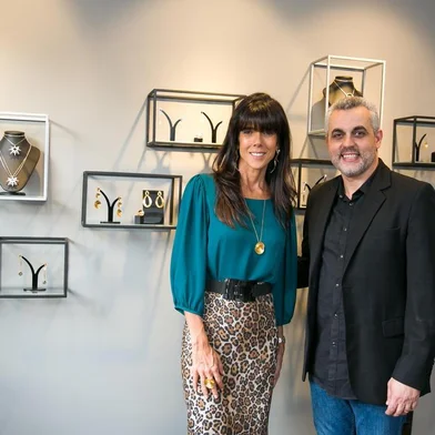  PORTO ALEGRE, RS, BRASIL, 25-04-2018.  Renata Busnello e Adalberto Amorim. As marcas de joias  contemporãneas ADALBERTO AMORIM e VIKX  escolheram Porto Alegre para um lançamento bem especial. O designer Adalberto Amorim  acaba de assinar a curadoria de uma coleção inédita da Vikx, que resultou numa seleção de peças atemporais e com requintes de sofisticação. O evento de lançamento foi na loja Studio Casa 54 (FOTO ANDREA GRAIZ).Indexador: Andrea Graiz