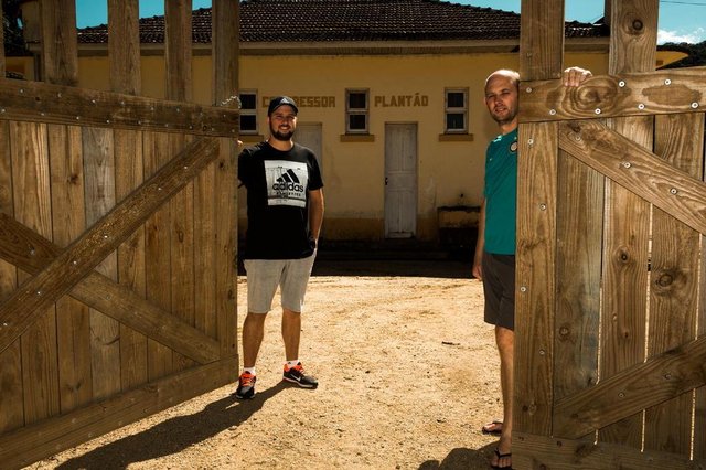  RANCHO QUEIMADO , SC, BRASIL, 24-04-2018 - A região de Taquaras, em Rancho Queimado, preserva a história. O posto de combustível construído nos anos de 1940 atrai turistas o ano inteiro, assim como o hotel administrado pela família Schültz, herdeiros de Teófilo Schültz, o idealizador das obras. O entorno do vilarejo também parece ter parado no tempo, oferecendo a quem passa um cenário bucólico e aconchegante.Na foto, Teófilo Schütz (dir.) e o irmão Luciano Schütz, herdeiros das terras e propriedades do avô Teófilo Schütz.