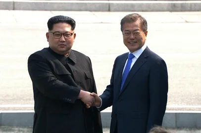  This screen grab from the Korean Broadcasting System (KBS) taken on April 27, 2018 shows North Korea's leader Kim Jong Un (L) and South Korea's President Moon Jae-in shaking hands at the Military Demarcation Line that divides their countries at Panmunjom.The two men briefly stepped back over the line into the North before walking to the Peace House building on the southern side of the truce village of Panmunjom for the summit -- only the third of its kind since hostilities ceased in 1953. / AFP PHOTO / KOREAN BROADCASTING SYSTEM / KOREAN BROADCASTING SYSTEM / -----EDITORS NOTE --- RESTRICTED TO EDITORIAL USE - MANDATORY CREDIT "AFP PHOTO / KOREAN BROADCASTING SYSTEM (KBS) " - NO MARKETING - NO ADVERTISING CAMPAIGNS - DISTRIBUTED AS A SERVICE TO CLIENTSEditoria: POLLocal: PanmunjomIndexador: KOREAN BROADCASTING SYSTEMSecao: diplomacyFonte: KOREAN BROADCASTING SYSTEMFotógrafo: Handout